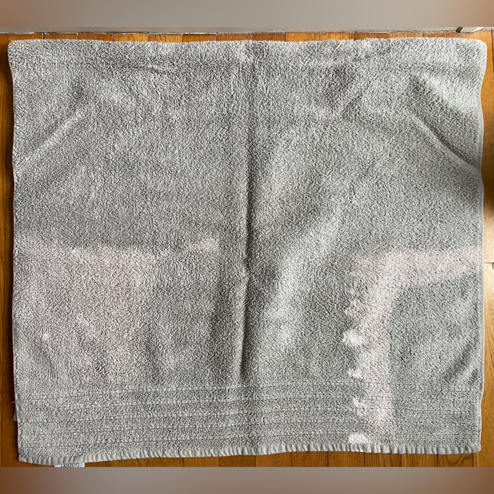 4 Grey Bath Towels - Picture 5 of 7